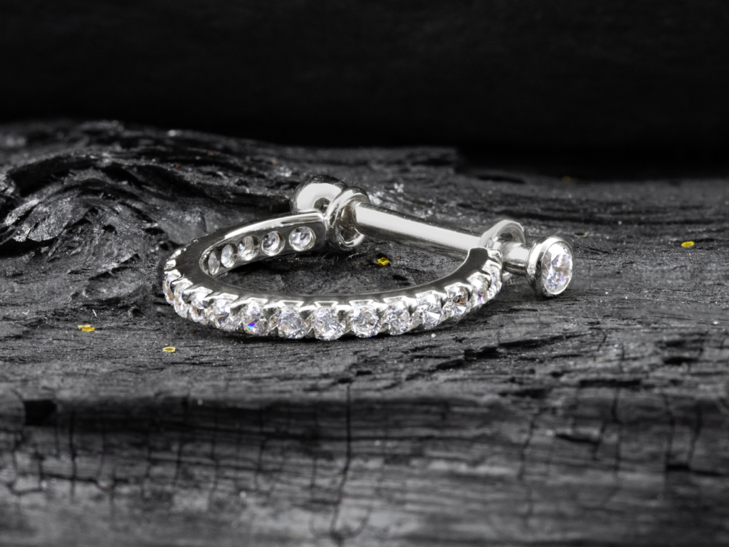 CONCH MEIA ARGOLA OURO 18K CRAVEJADO CH01 - BRANCO