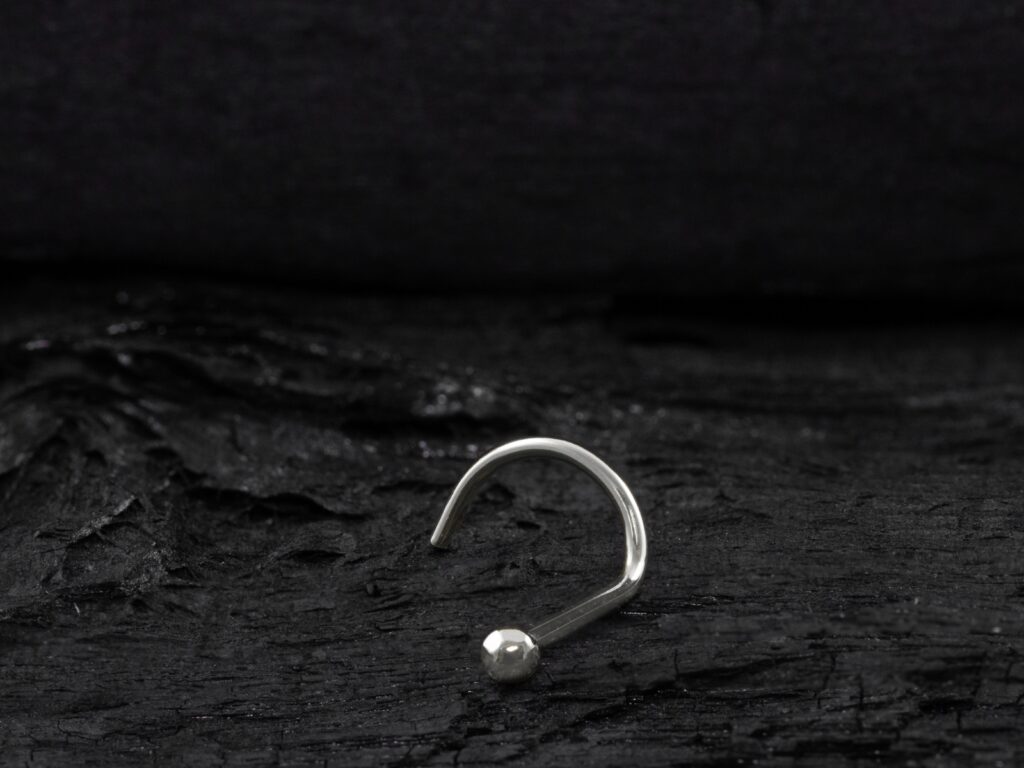 NOSTRIL PULGA OURO 18K - BRANCO - NO057