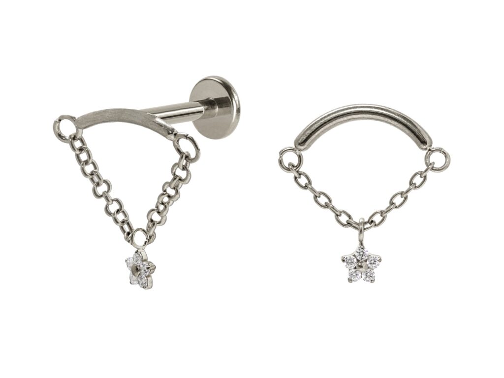 LABRET TITÂNIO R/I BARRA C/ CORRENTE E FLOR MINI